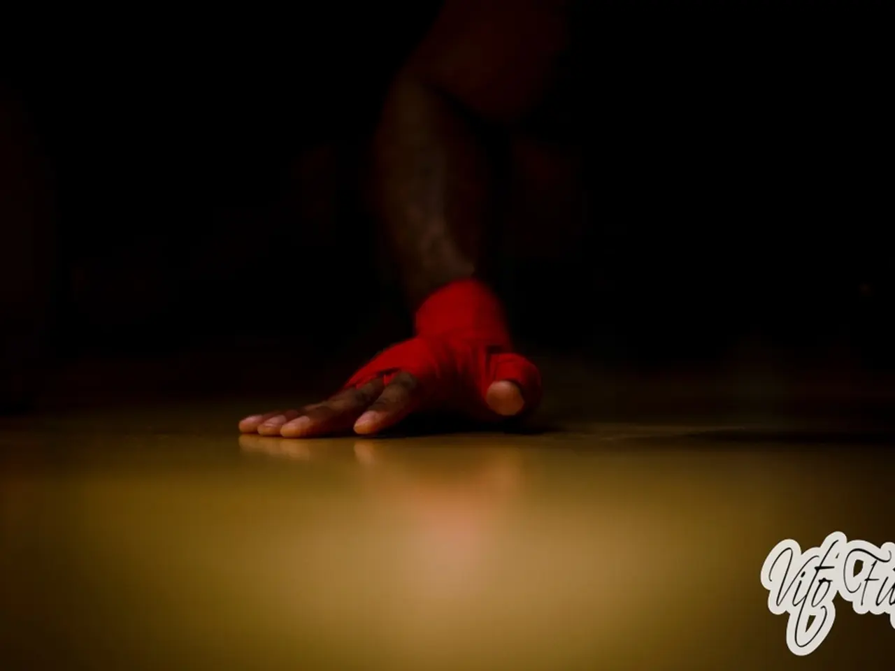 Exploring the Symmetry of Two Sides: The Impact of Simultaneous Hand Coordination