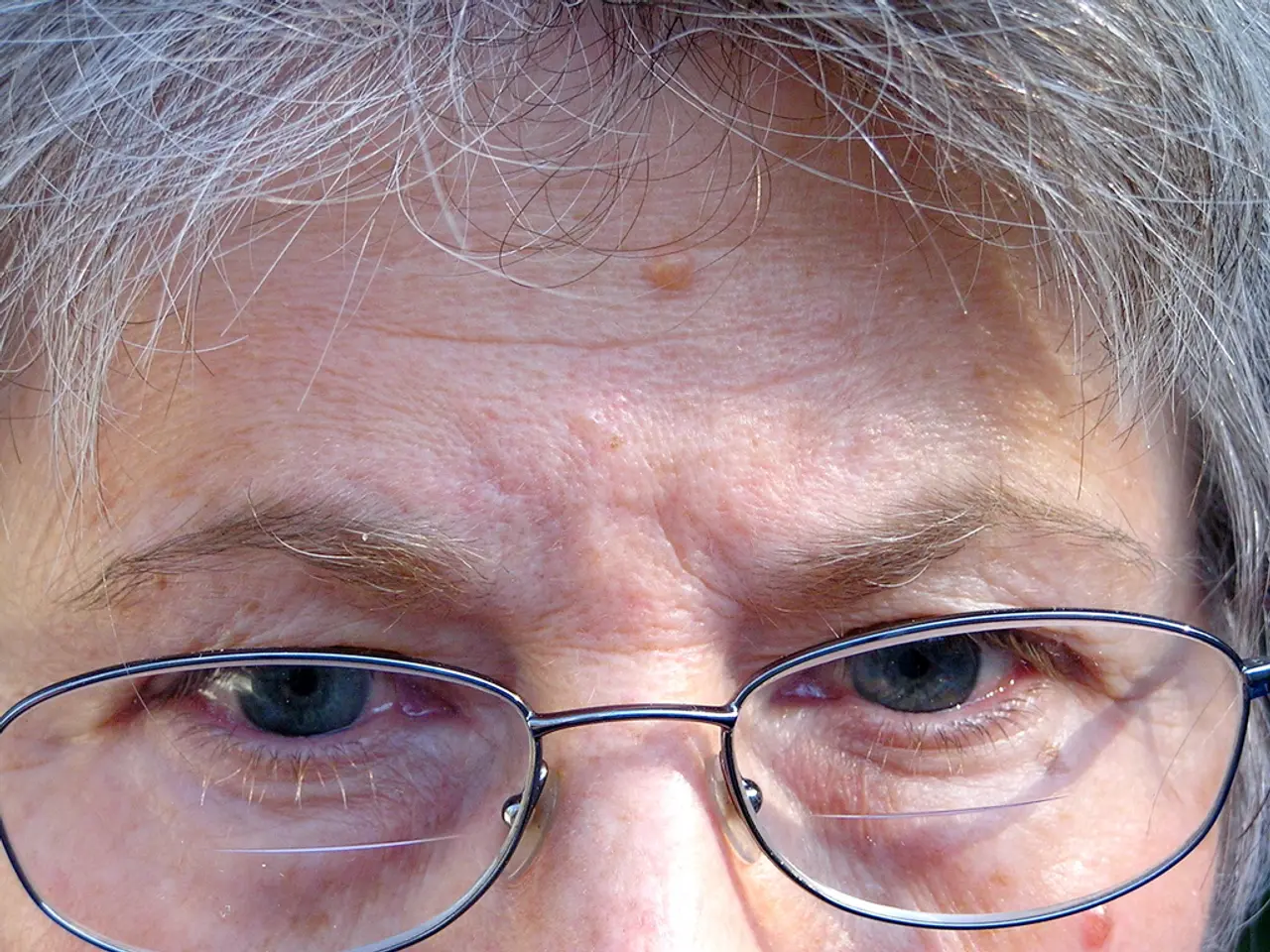 Generous Evaluation of the 10X Magnifying Glass without Handheld Limitations