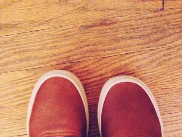 Heel bruise treatments and timeline for medical consultation