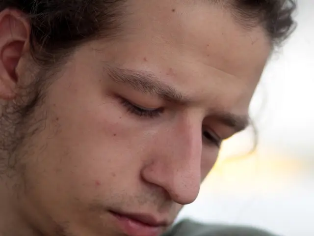 Techniques for Minimizing Facial Swelling: Strategies and When to Consult a Physician