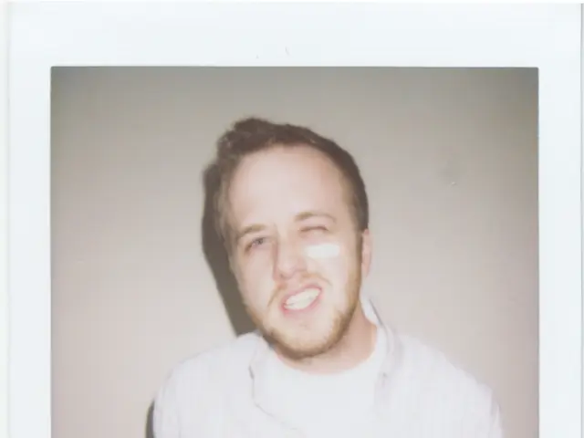 Triggers for abrupt eye dryness: External factors, daily routines, and medications