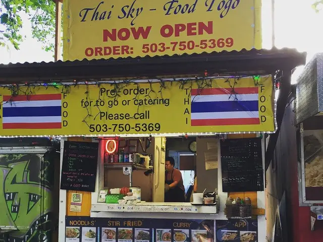 Glowing slime from tube worms exhibits a persistent, autonomous luminescence